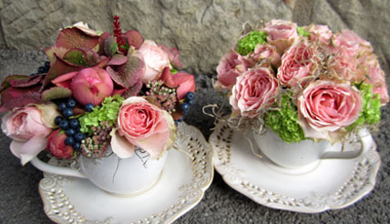 Concept cadou floral in ceasca din portelan