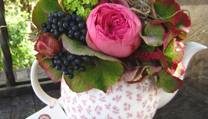 Concept cadou floral in ceainic