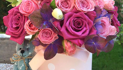 Concept cadou floral in cutie cadou